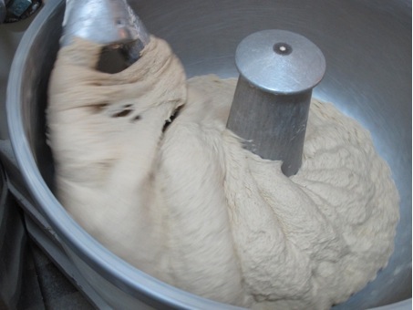 Le pétrissage modéré. La pâte est préparée à base de farine de blé français, d’eau, d’une poolish (fabriquée 12 heures à l’avance) et de sel.
