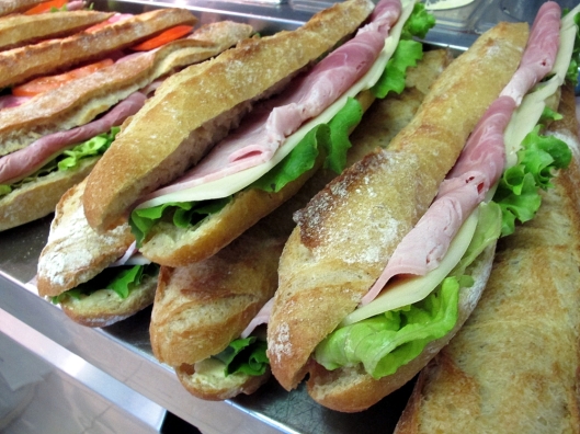 Les sandwichs sont préparés tous les jours avec des demies Gana fraîches, des ingrédients frais, des sauces maison
