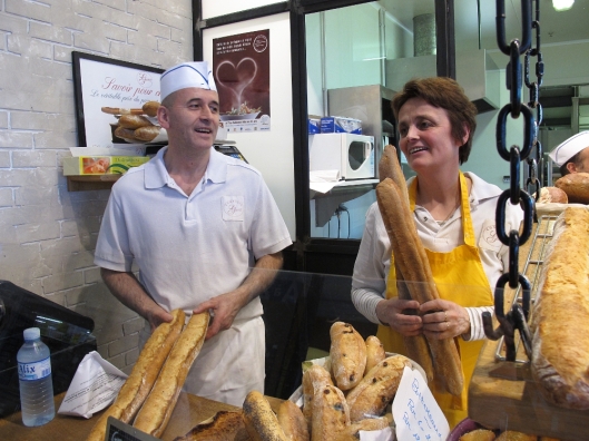 Brigitte et Joël Lesourd, à l’accueil de leur boulangerie, qui compte à ce jour 3 employés et 3 apprentis